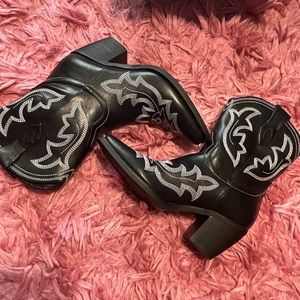 New black cowgirl boots